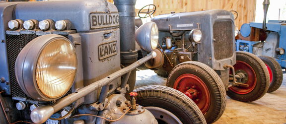 Nahaufnahme eines agrarhistorischen Traktors