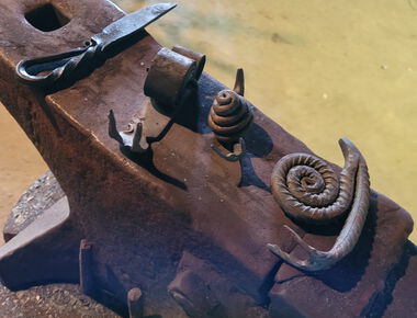 selbst geschmiedete Werke unter anderem eine Schnecke auf einem Amboss