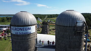 zwei Türme der beiden Silos mit der Holländer Mühle