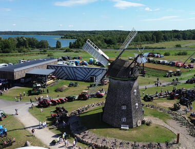 Luftbild vom Außengelände des Agroneum, im Mittelpunkt die Windmühle.