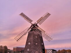 Holländer Windmühle auf dem Gelände des Agroneum in der Abenddämmerung