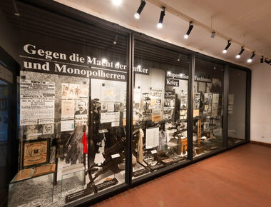 großer beleuchteter Ausstellungsschrank im Innenbereich des Museumsgebäudes Schnitterkaserne