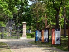 Ansicht vom Eingang des Agroneums mit großem Tor