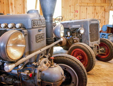 Nahaufnahme eines agrarhistorischen Traktors