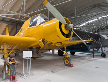 ein gelbes agrarhistorisches Flugzeug vom Typ Z 37 in der Flugzeughalle