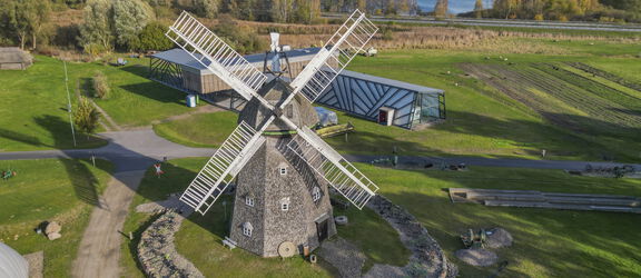 Luftbild der Holländer Windmühle vom Agroneum