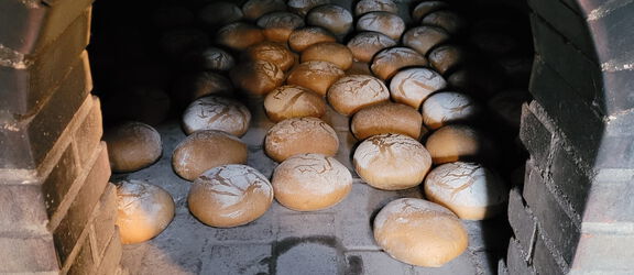AGM%20Archiv Frisches%20Brot%20aus%20dem%20Steinbackofen