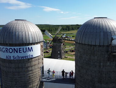 zwei Türme der beiden Silos mit der Holländer Mühle