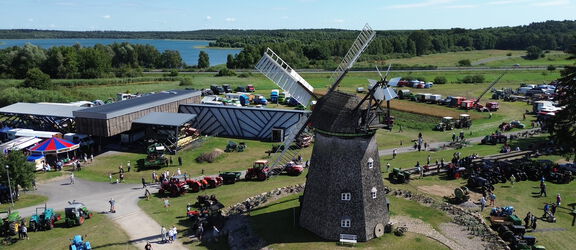 Luftbild vom Außengelände des Agroneum, im Mittelpunkt die Windmühle.