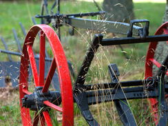 Nahaufnahme eines agrarhistorischen Pfluges