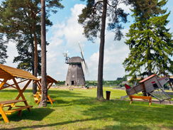 Außengelände des Agroneums mit zwei Rastplätzen, Spielplatz, Mühle im Hintergrund