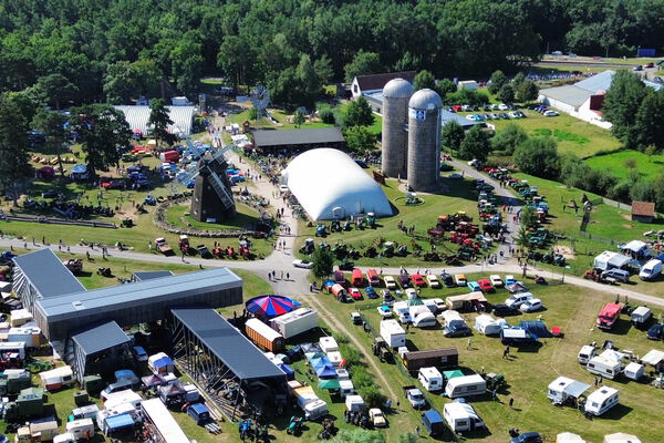 Luftbild vom Außengelände des Agroneum mit Windmühle, 2 Silos und vielen parkenden Autos.