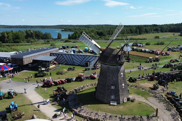 Luftbild vom Außengelände des Agroneum, im Mittelpunkt die Windmühle.