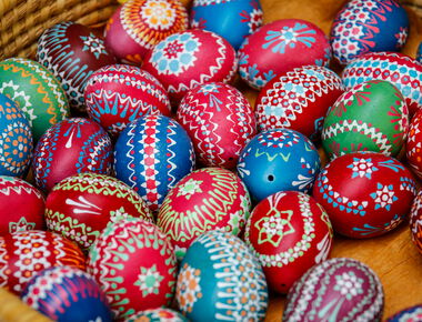 ganz viele bunt mit Mustern bemalte Ostereier in rot, blau und grün
