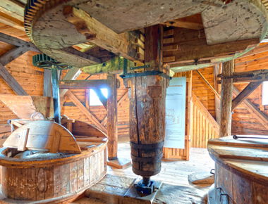 Mahlgang und Antrieb aus Holz in der Holländer Windmühle