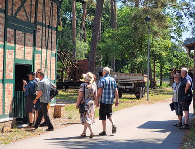 Mehrere Personen bei einer Führung auf dem Außengelände des Agroneum.
