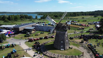 Luftbild vom Außengelände des Agroneum, im Mittelpunkt die Windmühle.